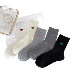 Lot de cinq paires de chaussettes en coton côtelé avec broderie cœur, blanc et noir