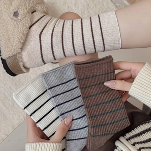 Trois paires de chaussettes rayées en coton en crème, gris et marron pour un style cosy
