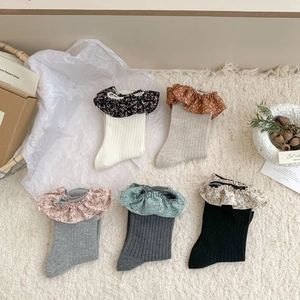 Cinq paires de chaussettes vintage pour femmes avec bordures en dentelle sur fond doux
