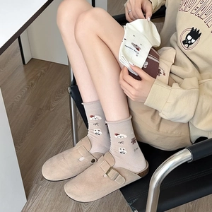 Détail de chaussettes en coton avoine avec broderies mignonnes de chien et d'ours