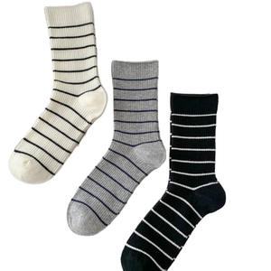 Trois paires de chaussettes à rayures en blanc, gris et noir pour un usage quotidien