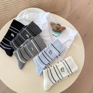 Lot de cinq paires de chaussettes en coton rayées avec broderie chien de style coréen