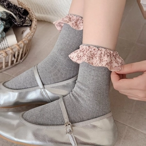 Chaussettes grises rétro à côtes avec bordure en dentelle fleurie rose et Mary Janes
