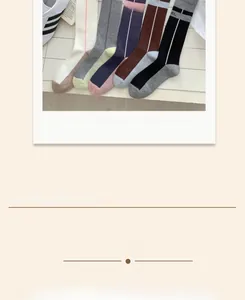 Détail de cinq chaussettes de sport en coton en crème, gris, bleu, café et noir