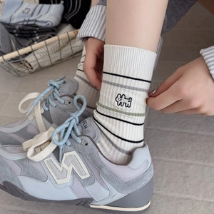 Chaussettes en coton à rayures avec broderie chien et design japonais minimaliste