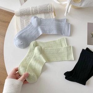 Détails des chaussettes en maille de modal avec texture côtelée et motifs ajourés
