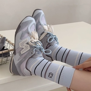 Baskets rétro bleu et gris avec tige en mesh et chaussettes à rayures motif chien