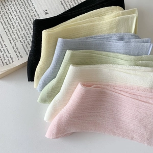 Gros plan de chaussettes en maille respirante en sept couleurs pastel macaron assorties