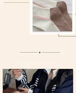 Détail de chaussettes de sport côtelées extensibles en beige et marron à rayures roses