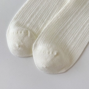 Gros plan sur la texture côtelée et la couture plate des chaussettes en coton respirant