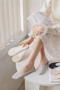 Detail of low cut invisible socks with small bow embroidery in multiple soft colors