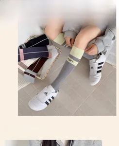 Détail de chaussettes de sport hautes élastiques avec bord-côte large en plusieurs coloris