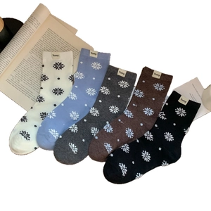 Set di cinque paia di calze in cotone con motivi jacquard a fiocchi di neve
