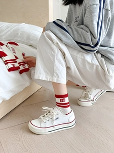 Détails de chaussettes en coton blanc avec rayures rouges et texte de chance chinois