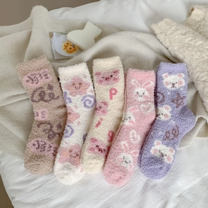 Texture détaillée de cinq paires de chaussettes d'hiver en polaire corail avec motifs animaux