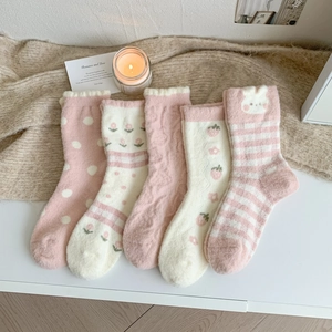 Cinq paires de chaussettes épaisses en laine de chameau rose fraise pour femmes sur plaid