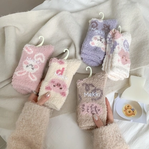 Détails de chaussettes d'hiver en polaire corail avec motifs d'animaux mignons