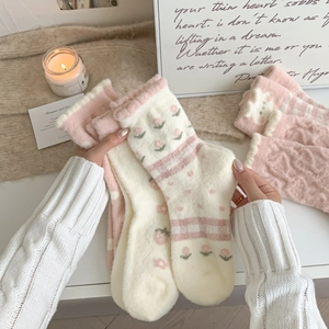 Détail du motif fraise rose et de la broderie florale sur des chaussettes épaisses