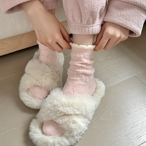 Chaussettes roses en laine de chameau et pantoufles blanches en fausse fourrure douce