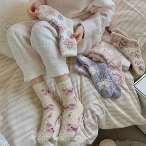 Détails de chaussettes épaisses en polaire corail montrant une texture douce et des motifs