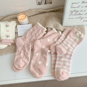 Lot de chaussettes roses en laine de chameau avec motifs fraise et texture pelucheuse
