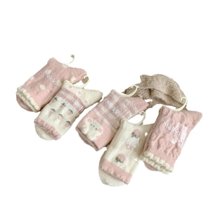 Chaussettes douillettes en laine de chameau rose à motif fraise et ours pour l'hiver
