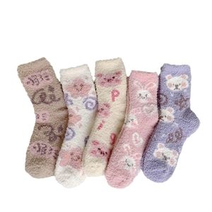 Cinq paires de chaussettes d'hiver en polaire corail avec motifs de dessins animés de lapin