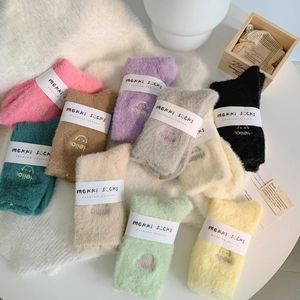 Detailansicht dicker Korallenvlies-Socken in 9 Farben mit niedlicher Smile-Stickerei