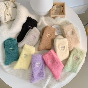 Farbenfrohe dicke Plüschsocken mit Hello Stickerei und weicher Thermo Korallenfleece Struktur