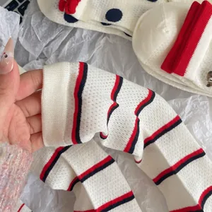 Chaussettes en résille blanche respirante avec rayures rouges et bleues de style sport