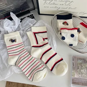Chaussettes en coton pour femmes avec rayures rouges, pois et broderie de chien
