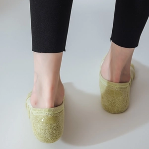 Detail der hellgrünen Thermosocken mit rutschfestem Silikongriff an der Ferse