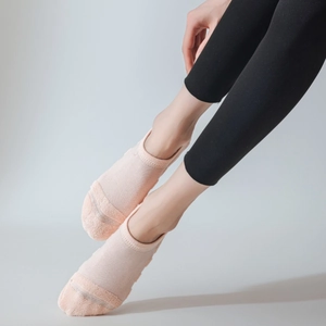 Detaillierte Stricktextur und verstärkte Zehenpartie der dicken rosa Thermo-Füßlinge