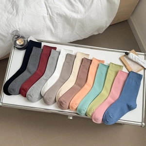 Detailansicht von oben auf bunte Baumwoll-Stulpensocken mit gerippten Bündchen