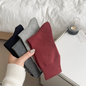Nahaufnahme von Damen-Strickstiefelsocken aus Baumwolle in Schwarz, Grau und Dunkelrot