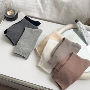 Siebener-Set gerippte Baumwollsocken für Damen in neutralen Morandi-Tönen