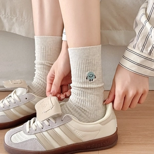 Beige ribbed mid-tube socks with blue smile embroidery made of combed cotton