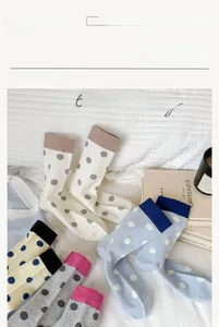 Vue détaillée de chaussettes en coton à pois vintage avec texture tricotée sur fond blanc