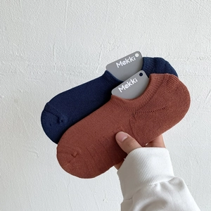 Detailed close-up of navy and red cotton ankle socks featuring thick towel-bottom texture