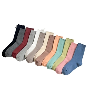 Set aus 12 bunten Baumwollsocken für Damen in verschiedenen trendigen Farben