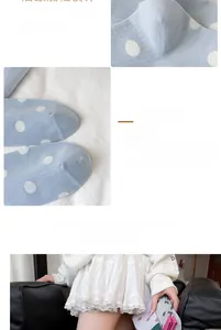 Détail de chaussettes à pois bleu clair avec pointe sans couture et tricot intérieur doux