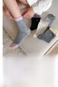Vue détaillée des chaussettes en coton pour femmes avec rayures et broderie de cœur
