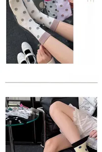 Détail de chaussettes en tricot à pois contrastés avec texture en coton côtelé