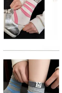 Détail de chaussettes rayées grises avec écusson chiot mignon et tricot en coton doux