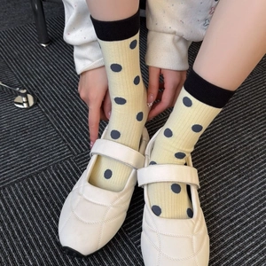 Chaussettes jaunes à pois mignons pour femmes avec points bleu foncé et bords noirs côtelés