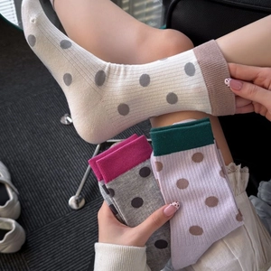 Chaussettes à pois pour femmes avec revers colorés côtelés et tissu en coton respirant