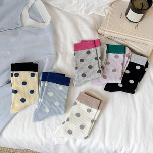 Lot de 6 paires de chaussettes en coton à pois rétro présentées sur un lit blanc