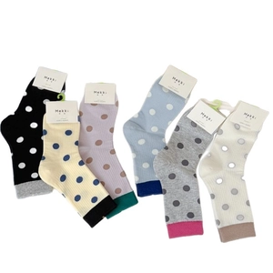 Lot de six paires de chaussettes en coton à pois colorés dans divers tons pastels
