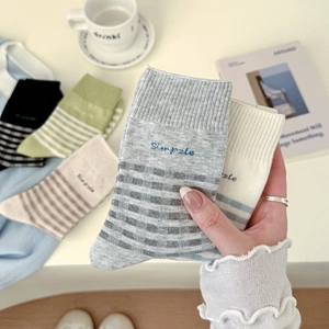 Chaussettes rayées en coton respirant avec broderie 'Simple' en couleurs douces