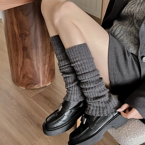Scaldamuscoli in maglia grigio scuro con mocassini platform e abito in maglia